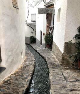 10 Curiosidades del Mulhacén: Historia, Leyendas y Consejos 8 Pampaneira camino antes de subir al Mulhacén