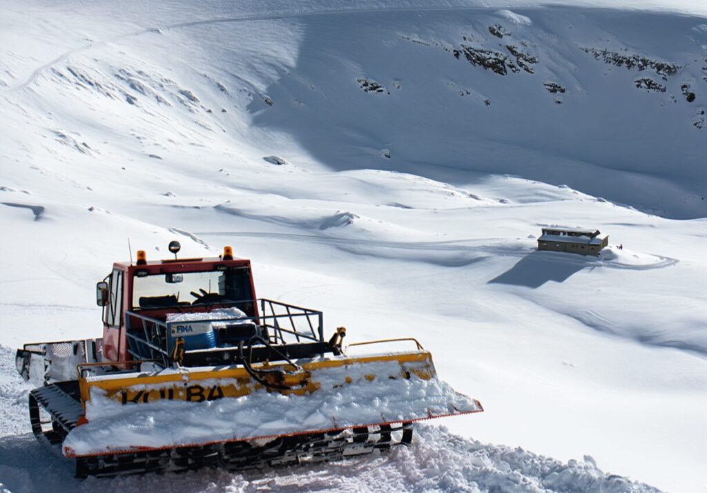 Recreación con IA del Paso de máquinas por el Refugio Féliz Méndez en el Rescate de montañeros Franceses del 1989. 

